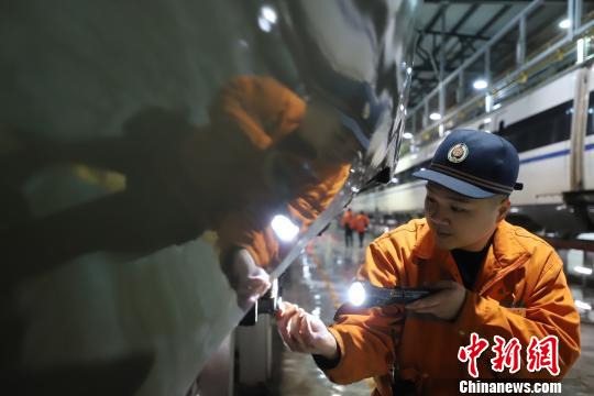 動車機械師正在檢修動車組走行部組件?！⌒?攝