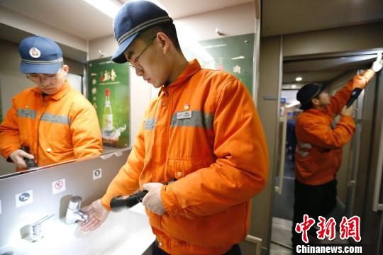 動車機械師正在檢查動車組車廂內各旅客服務設備狀態(tài)是否良好?！《〔?攝