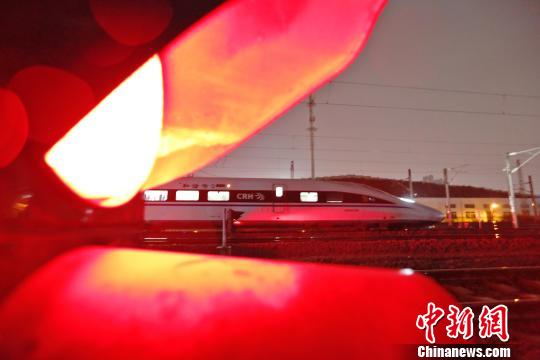 一列完成檢修的動車組，緩緩駛入存車線,?！《〔?攝