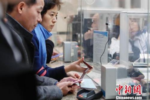 資料圖：旅客正購買車票前往自己的目的地,。殷立勤 攝