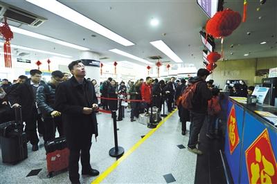 1月17日,，南苑機(jī)場，準(zhǔn)備乘機(jī)的旅客,。