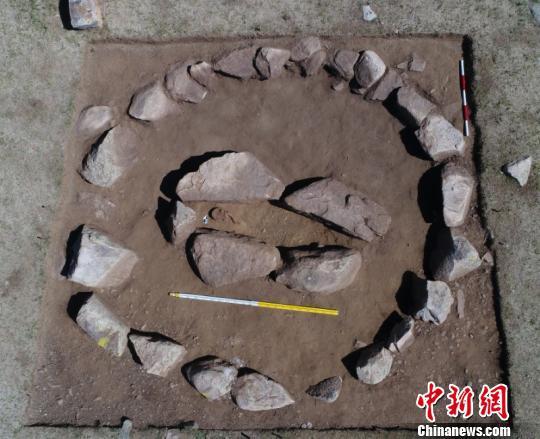 圖為發(fā)掘的圓形赫列克蘇爾,。 內(nèi)蒙古自治區(qū)文物考古研究所供圖 攝