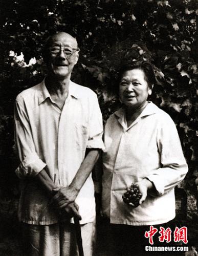 資料圖：張伯駒潘素夫婦在長(zhǎng)春參觀果園后留影,。展方供圖