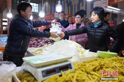 資料圖：臨近春節(jié)，在2019貴陽新春年貨購物節(jié)上前來選購年貨的民眾絡(luò)繹不絕,。 <a target='_blank' href='http://www.chinanews.com/'>中新社</a>記者 瞿宏倫 攝