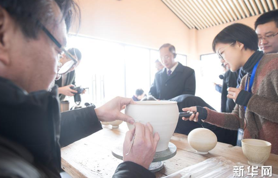 1月22日，游客在上虞區(qū)鳳凰山考古遺址公園了解越窯青瓷制作,。
