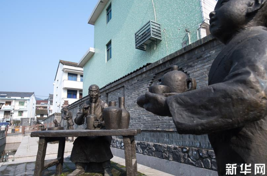 在上虞區(qū)上浦鎮(zhèn)大善小塢村拍攝的青瓷文化雕像（1月22日攝）,。
