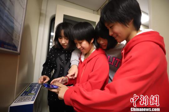 乘客體驗(yàn)使用列車自動(dòng)售貨柜,?！《〔?攝