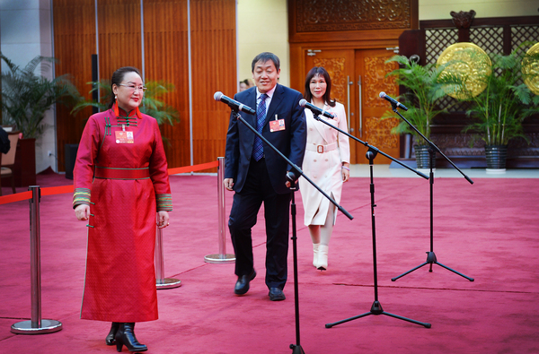 1委員通道上,，3名自治區(qū)政協(xié)委員接受媒體集體采訪。