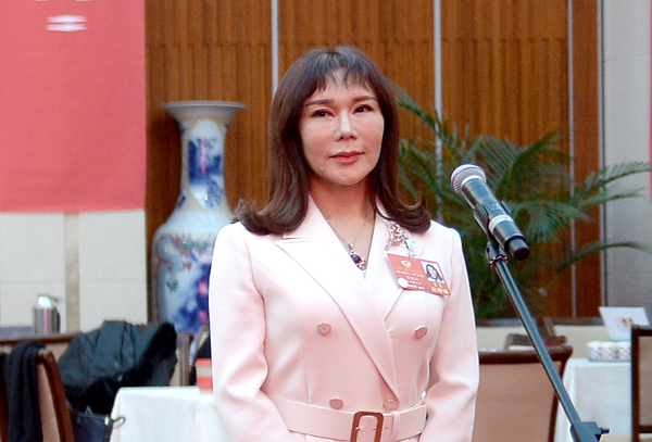 6,、自治區(qū)政協(xié)常委、內(nèi)蒙古永澤建設(shè)工程項(xiàng)目管理有限責(zé)任公司董事長萬曉紅接受采訪.jpg
