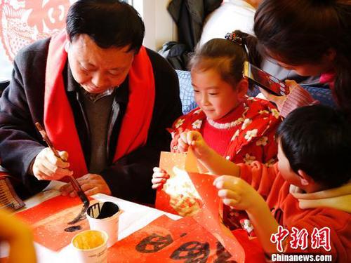 為孩子寫福字,?！垕I子　攝