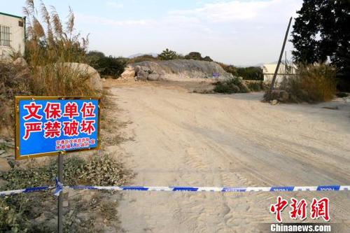 翁梅齋墓外圍已拉起警戒線,，當?shù)厥钠髽I(yè)堆放的石料,、作業(yè)車輛被清理,。　陳啟任 攝