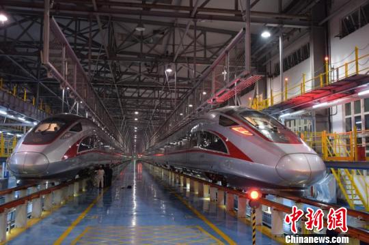 02：20,，修竣的動車組停放在一二級檢修股道上 韋加恒 攝