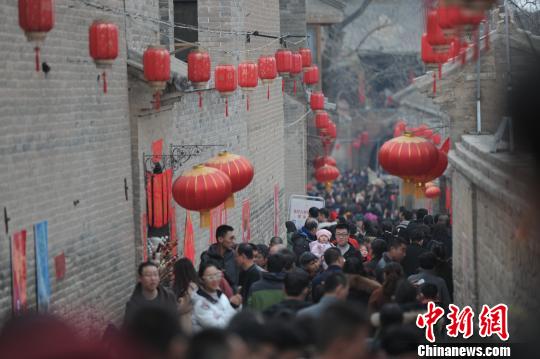 在保留去年傳統(tǒng)年俗活動的基礎(chǔ)上,，新增豬邏輯小鎮(zhèn),、動漫主題燈會、電音節(jié)、地道滑道,、網(wǎng)紅橋,、電影真人秀、叢林穿越等新奇,、刺激,、體驗性強的項目。張壁古堡景區(qū)供圖