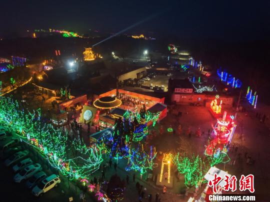 本屆燈會借助IP的力量，以“溯時光新春游園燈會”為主題,。張壁古堡景區(qū)供圖