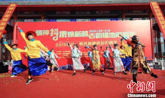 古裝男女集體炫舞原創(chuàng)抖音《嗨,！易縣》,。　馮英華 攝