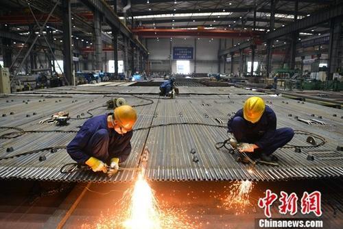 資料圖：工廠里忙碌的工人,。<a target='_blank' href='http://www.chinanews.com/'>中新社</a>記者 張浪 攝