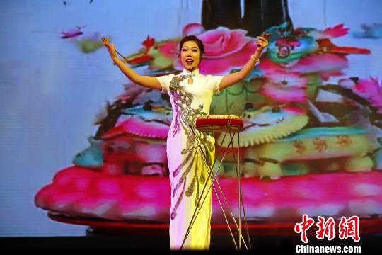 2019年“山東省非物質(zhì)文化遺產(chǎn)月”1月28日晚在濟南啟動。曲藝串燒《喜氣洋洋中國年》,、魯西南鼓吹樂《五福開門》、舞蹈表演《喜餑餑》等節(jié)目輪番登場,?！O宏瑗 攝