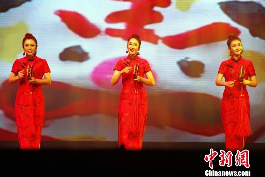 2019年“山東省非物質(zhì)文化遺產(chǎn)月”1月28日晚在濟南啟動,。圖為曲藝串燒表演,。　孫宏瑗 攝