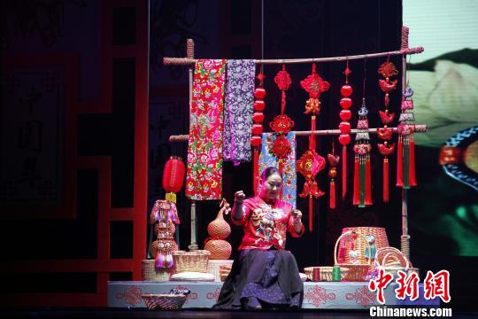 2019年“山東省非物質(zhì)文化遺產(chǎn)月”1月28日晚在濟南啟動,。圖為表演《非遺風(fēng)采》,。　孫宏瑗 攝