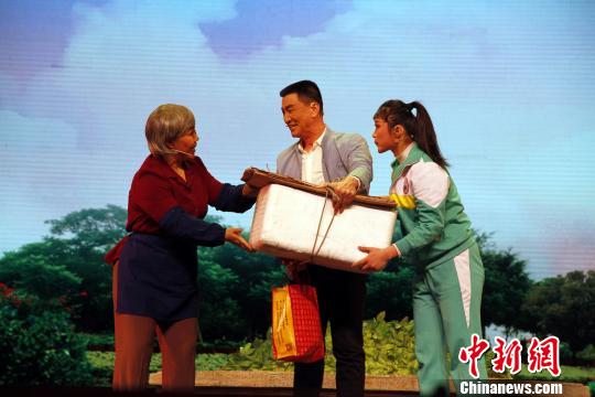 2019年“山東省非物質(zhì)文化遺產(chǎn)月”1月28日晚在濟南啟動,。圖為表演《一個也不落下》,?！O宏瑗 攝