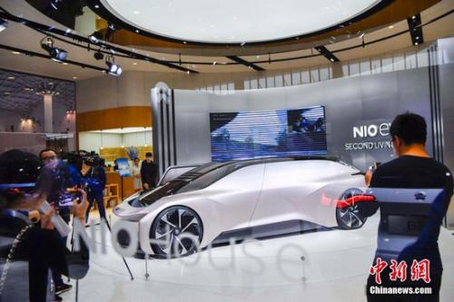 圖為國產(chǎn)新能源汽車品牌蔚來展出的一款EVE無人駕駛和純電驅(qū)動概念車吸引觀眾,。<a target='_blank' href='http://www.chinanews.com/'>中新社</a>記者 駱云飛 攝