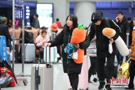 1月10日下午，南昌車(chē)站迎來(lái)學(xué)生客流。為滿(mǎn)足高峰期學(xué)生取票需求,，南昌車(chē)站提前對(duì)自助售票,、取票機(jī)進(jìn)行維護(hù),，并新增火車(chē)票學(xué)生優(yōu)惠卡讀卡器8臺(tái)。期間，每天增派窗口售票人員加開(kāi)窗口，南昌站開(kāi)設(shè)14個(gè)人工窗口,，南昌西站開(kāi)設(shè)11個(gè)人工窗口，并增開(kāi)學(xué)生取票專(zhuān)窗,。同時(shí)安排工作人員在售票大廳,、售取票機(jī)前對(duì)學(xué)生進(jìn)行引導(dǎo),，方便學(xué)生更快、更好的購(gòu),、取票,。張杰 攝
