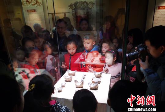 展品包括茶葉生產(chǎn)工具,、中西式茶罐茶具、茶葉照片,、茶商廣告及票據(jù),、碑拓等與萬里茶道及茶葉相關(guān)的文物?！『?攝
