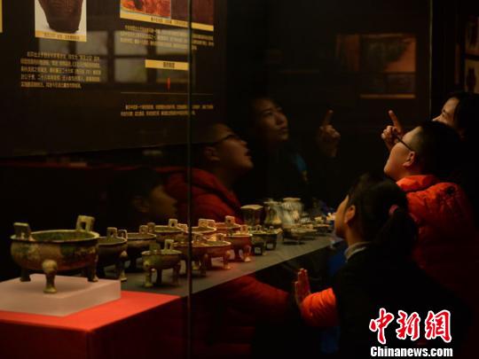 展出文物包括三批從海外回歸故里的甘肅禮縣大堡子山文物，以及國家博物館,、甘肅博物館館藏大堡子山精品文物以及早期秦文化考古出土的重要文物,。　丁思 攝