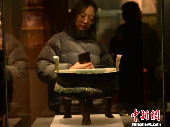 該展覽分為回歸、興起,、融合3個單元,，以實(shí)物展示與圖片、文字展板相結(jié)合的形式,，生動講述了早期秦文化故事,。該展覽持續(xù)至2月28日?！《∷?攝