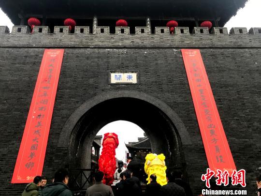 圖為城門掛春聯(lián),，揚(yáng)州開門紅,。　崔佳明 攝