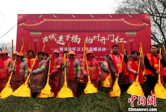 圖為2018年“金掃帚”獎(jiǎng)揭曉,，108名環(huán)衛(wèi)工獲表彰,。　崔佳明 攝