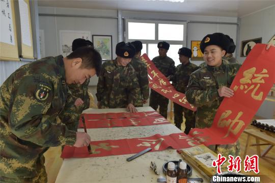 火箭軍官兵寫(xiě)春聯(lián)迎接春節(jié),?！》嚼?攝
