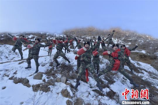 火箭軍戰(zhàn)士們敲起喜慶的腰鼓迎接春節(jié),?！》嚼?攝