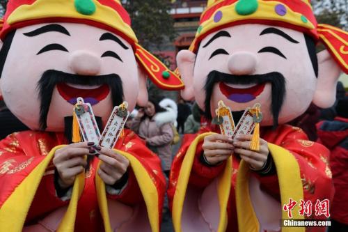 資料圖：“財神”展示紅包里的“宋錢”,。 王中舉 攝