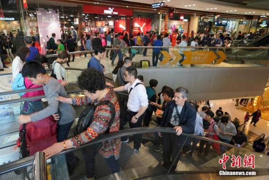 游客購物,。<a target='_blank' href='http://www.chinanews.com/'>中新社</a>記者 張煒 攝