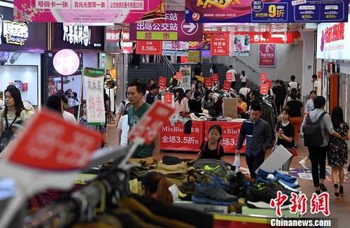 資料圖：消費者在商場內(nèi)選購打折商品,。 <a target='_blank' href='http://www.chinanews.com/'>中新社</a>記者 張斌 攝