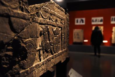 ▲2月6日,參觀者在山東博物館內(nèi)參觀漢代畫(huà)像藝術(shù)展,。