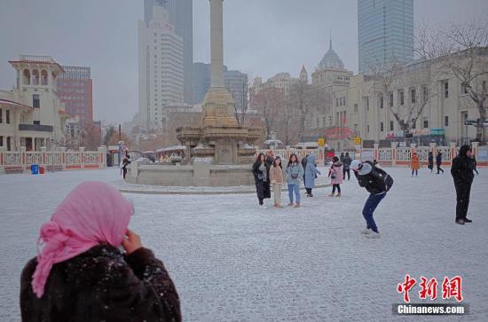 2月12日，市民及游客在雪中的天津意式風(fēng)情街馬可波羅廣場拍照游玩,。當(dāng)天,，天津迎來2019年首場降雪,。<a target='_blank' href='http://www.chinanews.com/'>中新社</a>記者 佟郁 攝