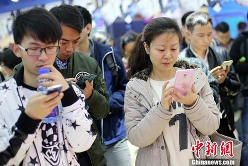 資料圖：民眾使用手機上網(wǎng),。<a target='_blank' href='http://www.chinanews.com/'>中新社</a>記者 泱波 攝