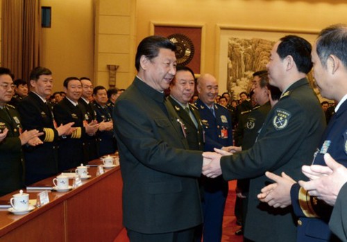 3月12日,，中共中央總書記、國家主席,、中央軍委主席習(xí)近平出席十二屆全國人大三次會議解放軍代表團(tuán)全體會議并發(fā)表重要講話,。這是習(xí)近平同軍隊(duì)人大代表親切握手。李剛攝