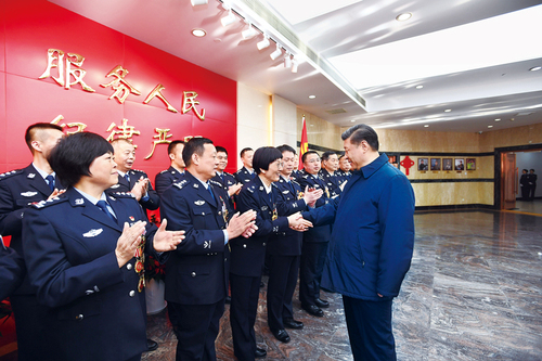 2019年2月1日,，中共中央總書(shū)記,、國(guó)家主席、中央軍委主席習(xí)近平在北京看望慰問(wèn)基層干部群眾,，考察北京冬奧會(huì),、冬殘奧會(huì)籌辦工作。這是1日上午,，習(xí)近平在北京市公安局,，同公安英模和干警代表一一握手，向全國(guó)廣大公安干警致以新春祝福,。 新華社記者 謝環(huán)馳 攝