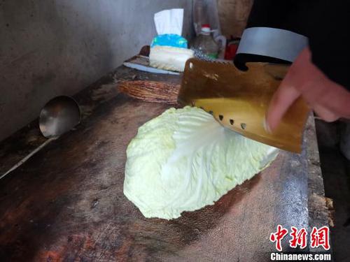 當(dāng)天中午,，劉奉智熟練地切白菜,、刷鍋、燒油,，燉白菜湯,，準(zhǔn)備午飯?！『聦W(xué)娟 攝