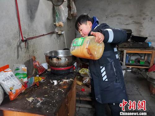 當(dāng)天中午,，劉奉智熟練地切白菜、刷鍋,、燒油,，燉白菜湯,，準(zhǔn)備午飯,?！『聦W(xué)娟 攝