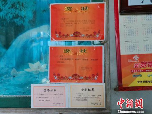 記者發(fā)現(xiàn)，劉奉智家中貼了許多他的“三好學(xué)生”獎(jiǎng)狀,。據(jù)了解,，他目前正讀六年級(jí)，幾乎每次考試都在班級(jí)名列前茅,?！『聦W(xué)娟 攝