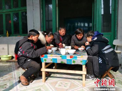 圖為劉奉智一家人在吃飯,。　郝學(xué)娟 攝