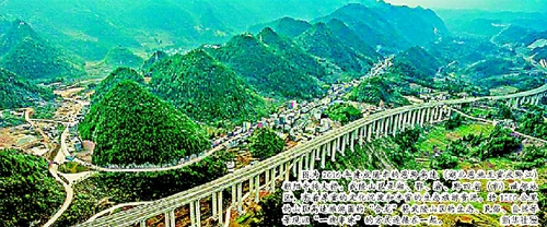 圖為2016年建成通車的恩黔高速（湖北恩施至重慶黔江）朝陽寺特大橋。武陵山區(qū)是湘,、鄂,、渝、黔四?。ㄊ校┡彽貐^(qū),，有著厚重的文化沉淀和豐富的生態(tài)旅游資源。約1200公里的山區(qū)高速旅游圈的“合龍”將武陵山區(qū)的生態(tài),、民俗,、自然等景觀以“一線串珠”的方式連接在一起。  新華社發(fā)