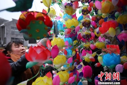各式秦淮花燈吸引民眾目光?！°蟛āz
