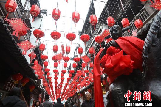 大紅燈籠高高掛起,。　泱波　攝
