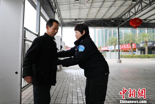 探訪春運車站“無名英雄”：默默奉獻(xiàn)盡顯“達(dá)人”本色