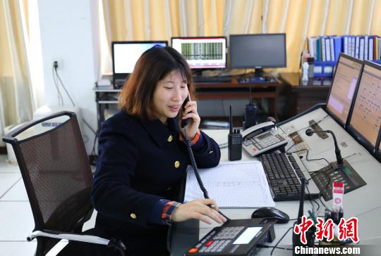客運員劉韋林每天接打電話800余次,。　李育全 攝